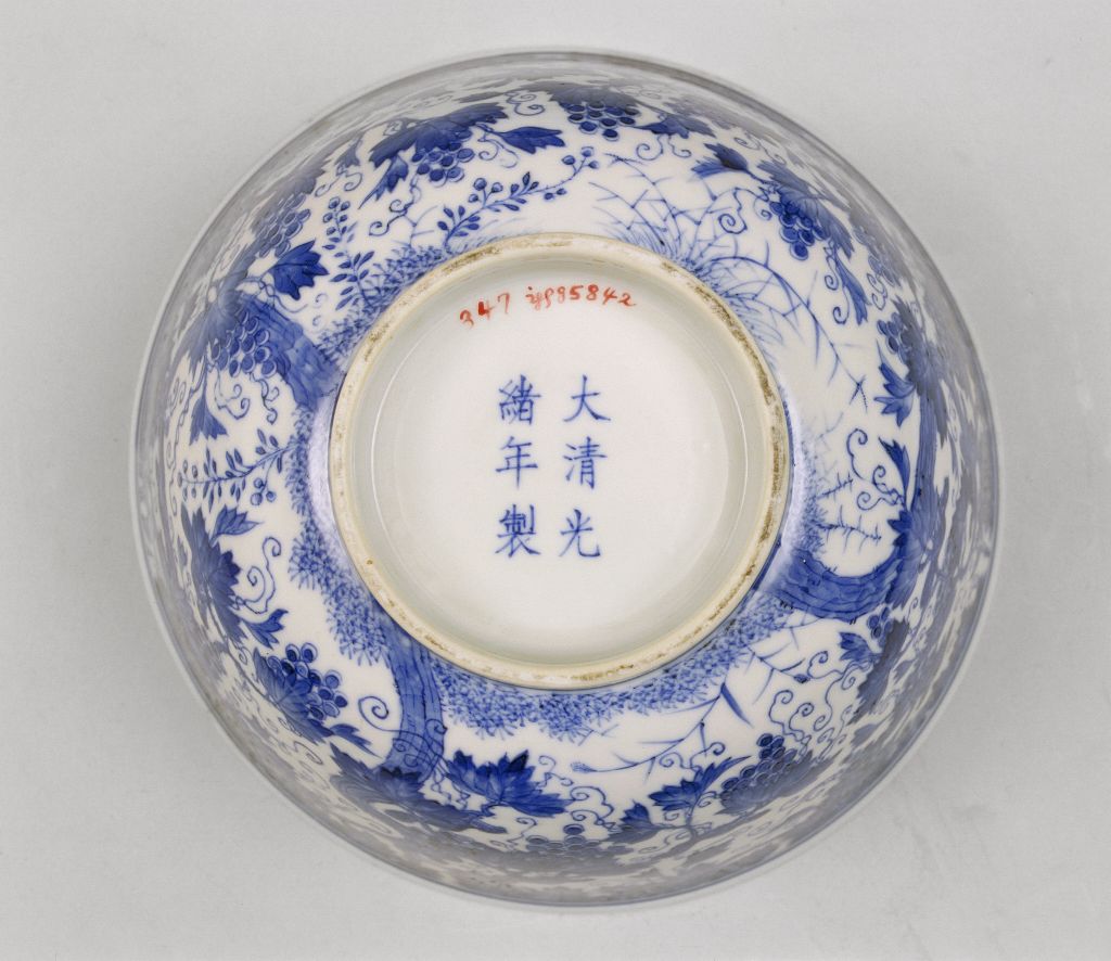 图片[2]-Blue and white squirrel grape bowl-China Archive